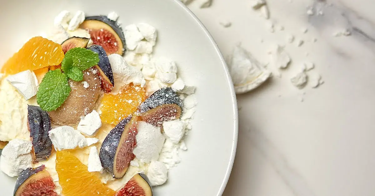 Dessert aux agrumes, figues et éclats de meringue