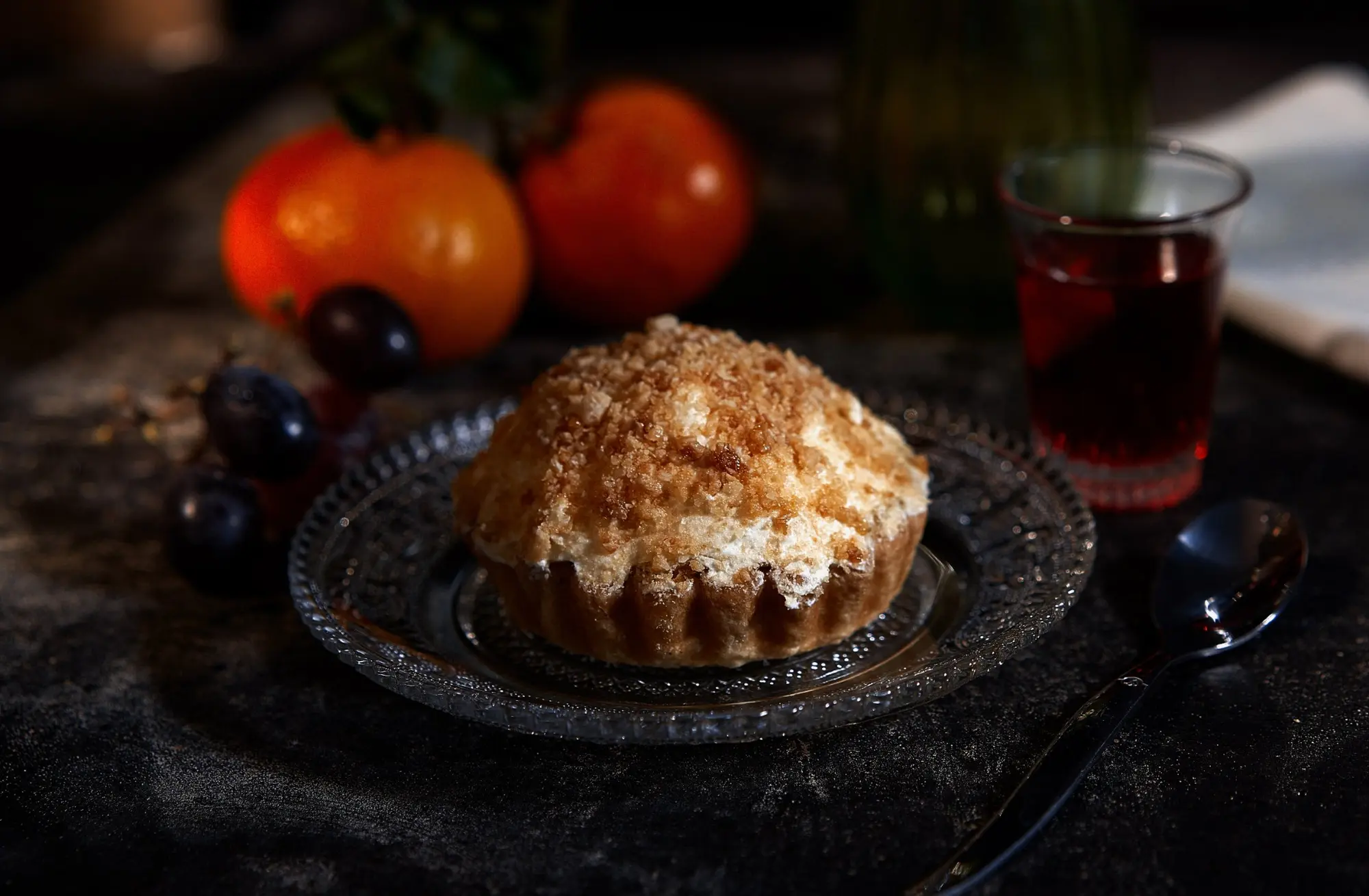 Tarte aux fruits photographiée dans une ambiance sombre